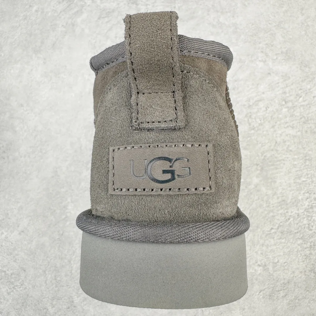 Pick up locally 💰520 UGG 6109 Zhou Dongyu Mini short boots, autumn and winter sheep fur integrated snow boots. All shoes are made from the same factory as ZP. Longfeng A-grade Australian imported sheep fur integrated men's and women's boots. Brand OEM production line. Fully follow the ZP process. OEM original pattern maker. Adhering to the principle of no original shoes and no development selection. Pay attention to every detail. The most authentic version on the market. TREADLITE "light wing" technology outsole. Lightweight/durable/flexible/pile type 35 36 37 38 39 40 41 42 43 44 45 Coding: by2936060